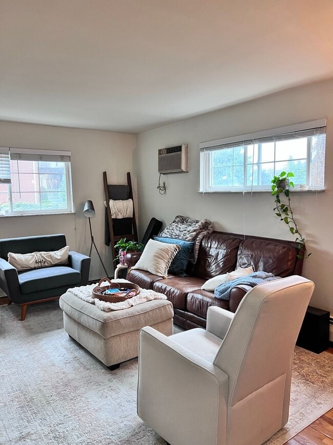 Building Photo - 2 BR IN HYDE PARK WITH OFF STREET PARKING