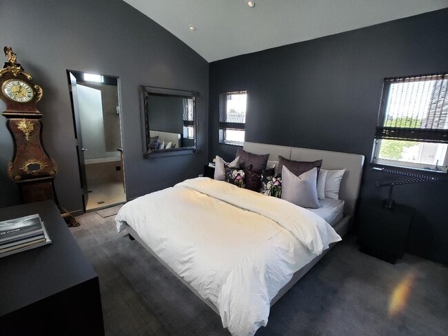 Building Photo - Professionally Designed Modern Loft In Oak...