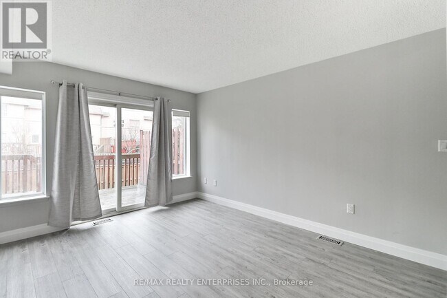 Photo du bâtiment - 80-80 Strathaven Dr
