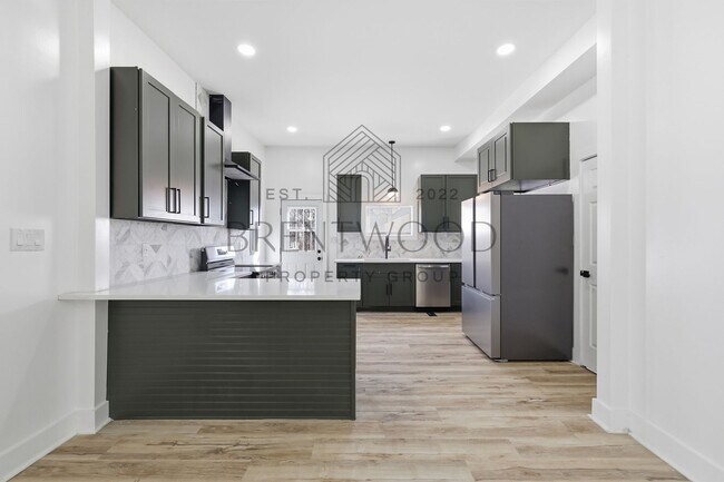 Building Photo - Contemporary 4bed/3bath with Private Yard