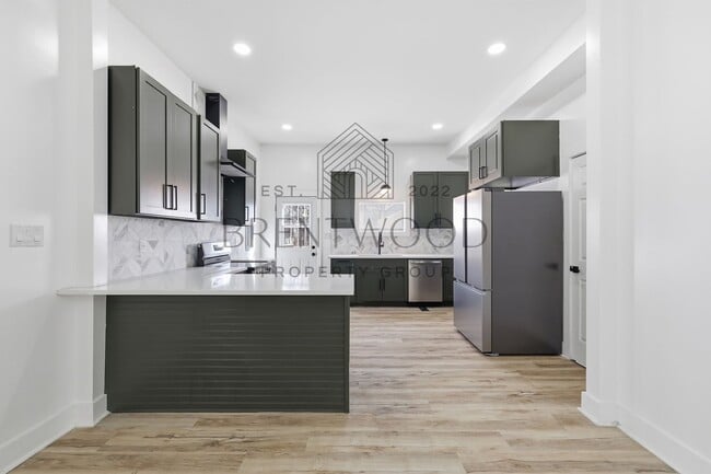 Photo - Contemporary 4bed/3bath with Private Yard House