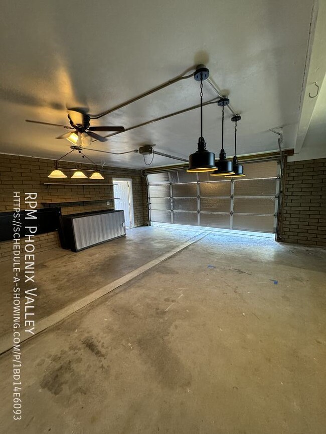 Building Photo - Spacious 2 Story with double primary bedro...