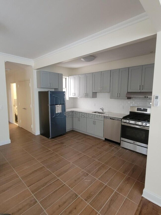 Foto del edificio - GUT RENOVATED 3 BEDS == 1200 SF == 4 BEDRO...