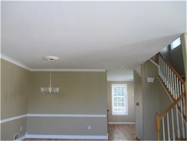 Building Photo - 14 Emandan Ln