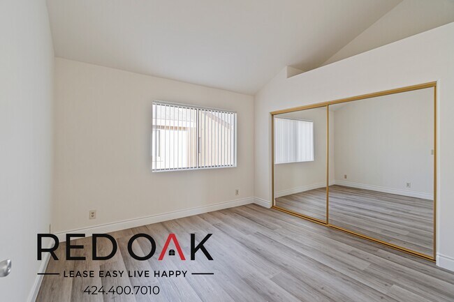 Foto del edificio - Outstanding Two Bedroom with Spacious Room...