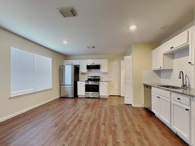 Building Photo - 6425 Mountain Pines Ln