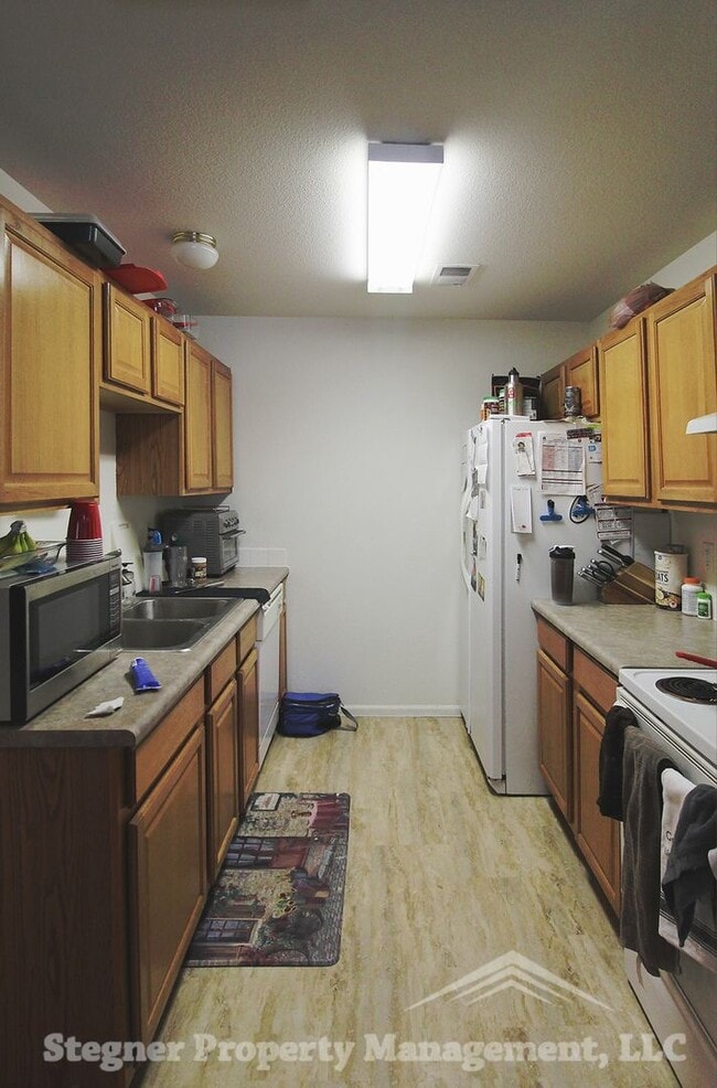 Building Photo - Beautiful 2 Bed 1 Bath Townhome in N.E. Ft. Collins with attached garage!