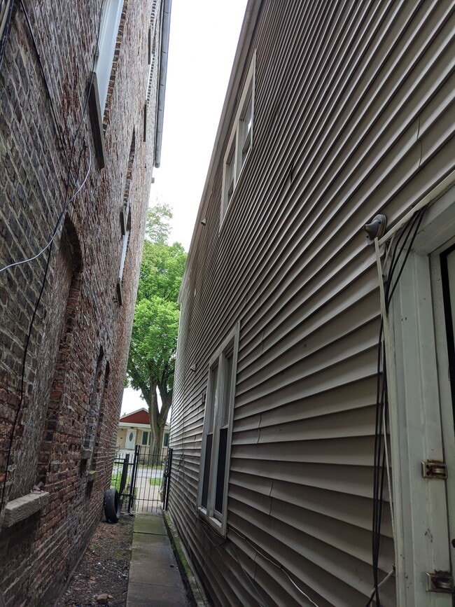 Building Photo - 5321 S Damen Ave