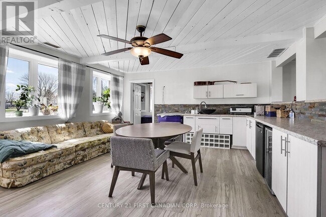 Photo du bâtiment - 23992 Denfield Rd