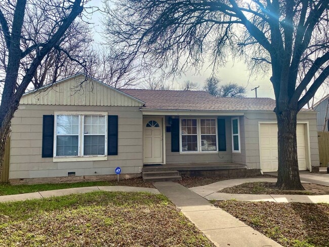 Building Photo - Pre-Leasing for Fall 2025! Four Bedroom in...