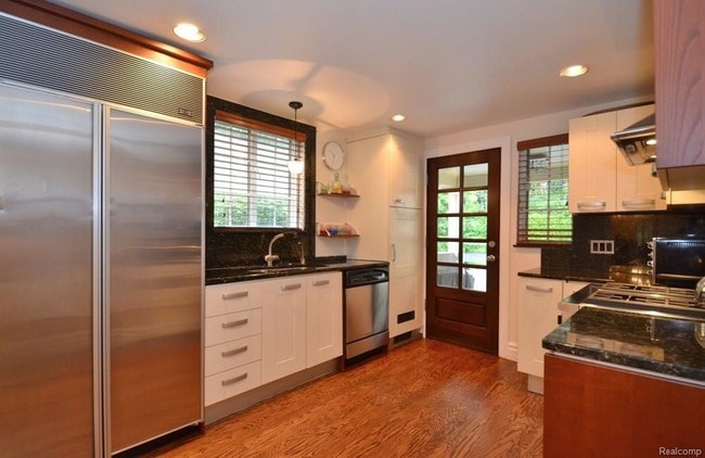 Building Photo - 660 Lakeside Dr
