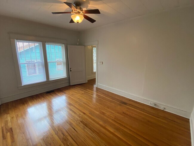 Foto del edificio - Spacious 1 Bedroom Near Duke East and Broad St - Huge Fenced Yd!