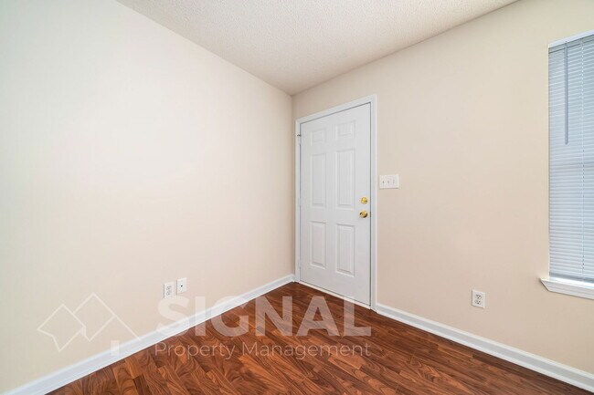 Foto del edificio - 1300 Yukon St