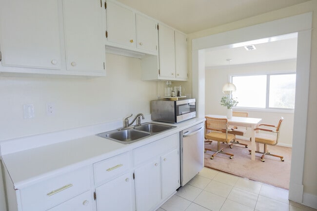 Building Photo - 1602 Monticello Rd