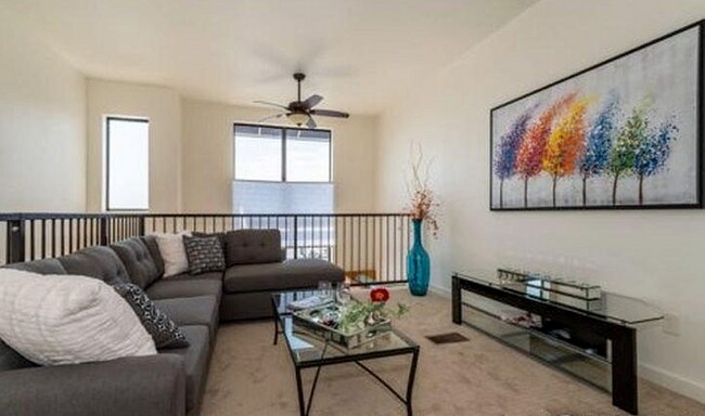 Foto del edificio - 2 Bed 2.5 Bath Townhome With Over 330 Sq F...