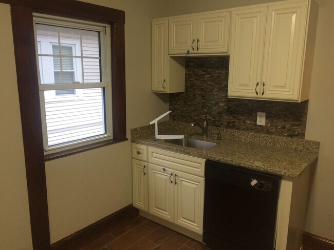 Foto del edificio - 3 BEDROOM 2 BATHROOM APARTMENT -  01-JAN-25