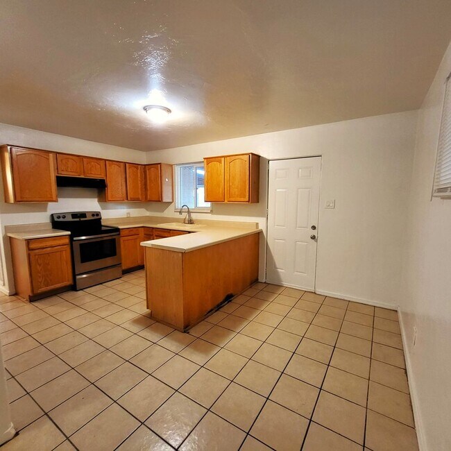 Foto del edificio - AFFORDABLE HOME IN PHOENIX JUST EAST OF DO...