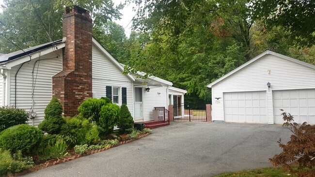 Building Photo - 407 Maple St