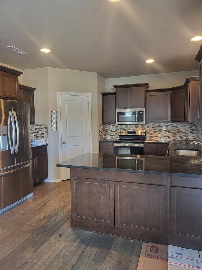 Building Photo - Beautiful 5 bedroom 3 bath home in Mae Val...