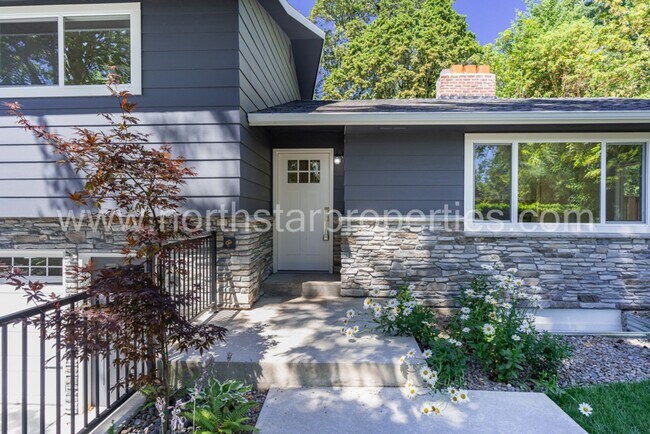 Foto del edificio - Exceptional Remodel Near Waluga Park