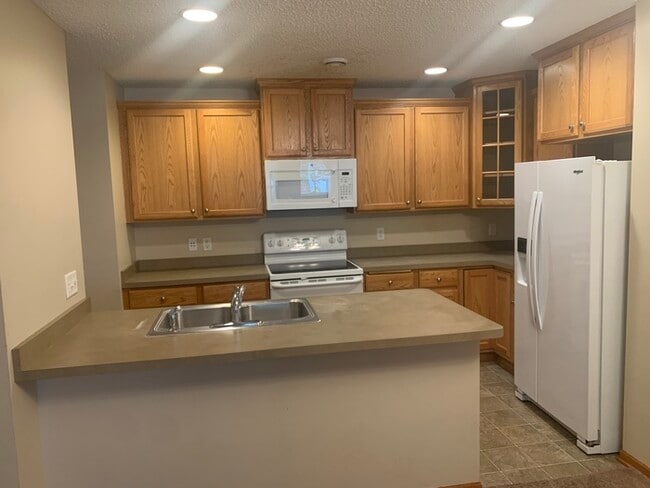 Building Photo - Beautiful Townhome in Desired Woodbury Nei...