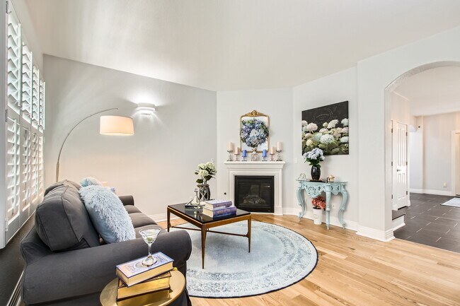 Sala de estar formal con chimenea - 7349 Lowell Blvd