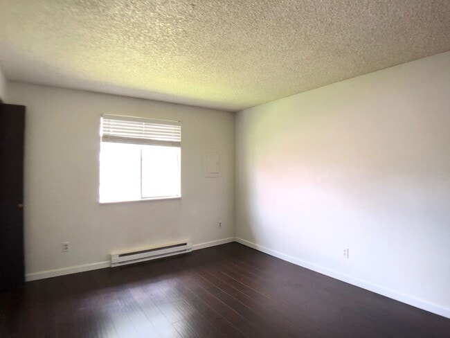 Building Photo - 3 bedroom/1 bath in SE!
