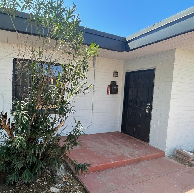 Building Photo - Remodeled Two Bedroom In Historic Blenman-...