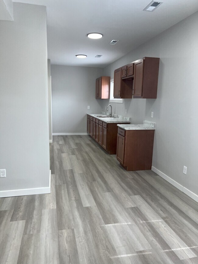 Building Photo - 712 Elizabeth