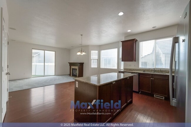 Foto del edificio - BRAND NEW CARPET - 6BD 4BTH 2GAR - Home in...