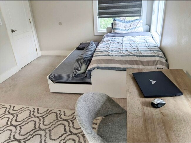 Foto del edificio - 835 N Raymond Ave