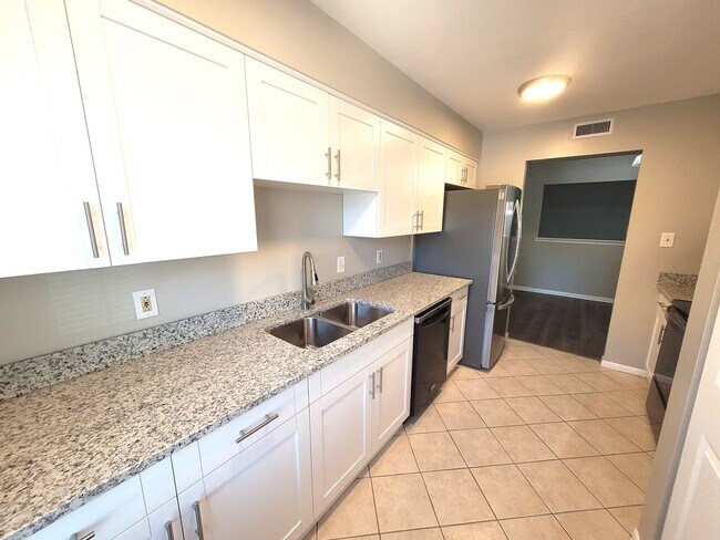 Building Photo - Beautiful Newly Remodeled 3 bedroom 1.5 ba...