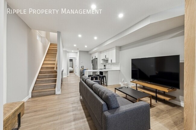 Photo du bâtiment - AMAZING FURNISHED 1 BED / 1 BATH LOWER LEVEL ONLY!