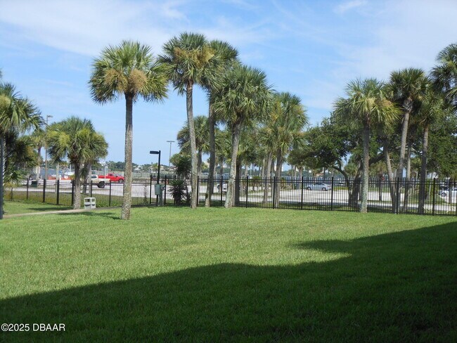 Foto del edificio - 719 S Beach St
