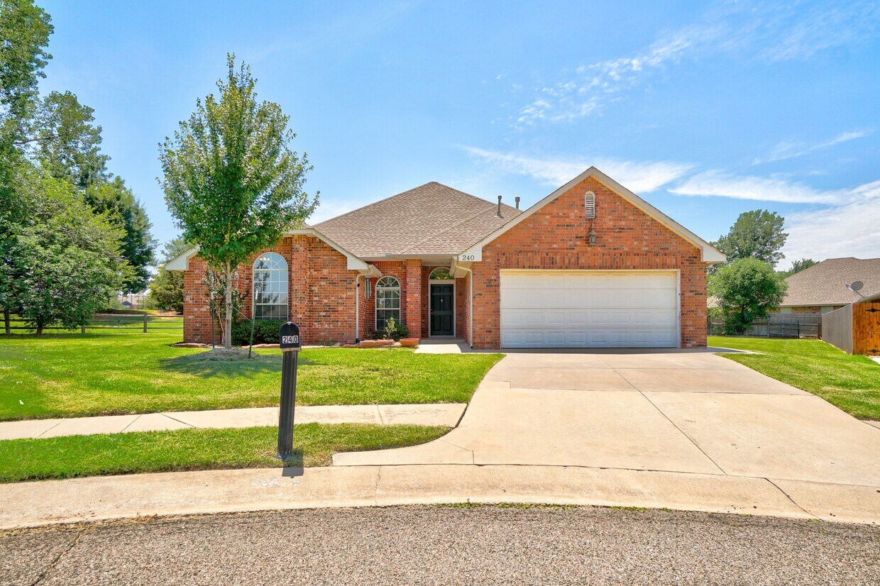 Foto principal - 240 Stonebrook Ln