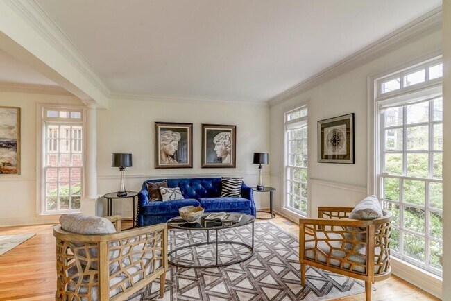 Building Photo - 704 Longleaf Dr NE
