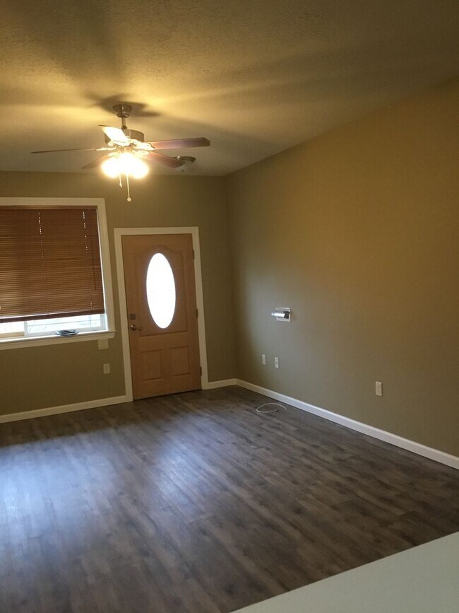 Building Photo - Single Level 2 Bedroom ADA accessible