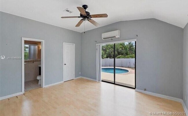 Foto del edificio - 1425 NE 4th Ct