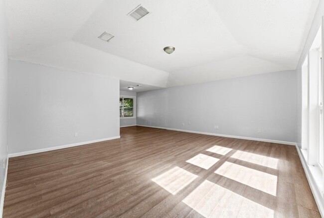 Building Photo - 2808 Pinewood Dr