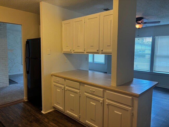 Building Photo - 3 Bedroom 2 Bath
