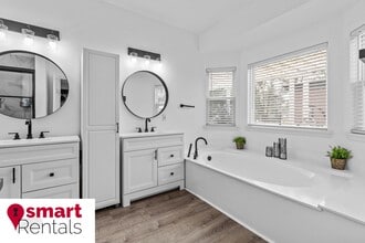 Building Photo - 944 Wellesley Pl Dr