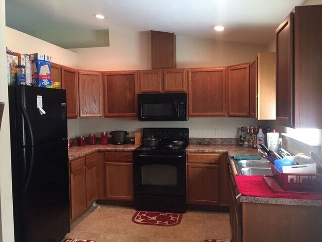 Building Photo - Spacious 3Bedrooms 2 Baths Single Family H...