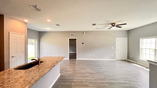 Building Photo - FANTASTIC 3 BD/2BA Home in Beautiful Palm ...
