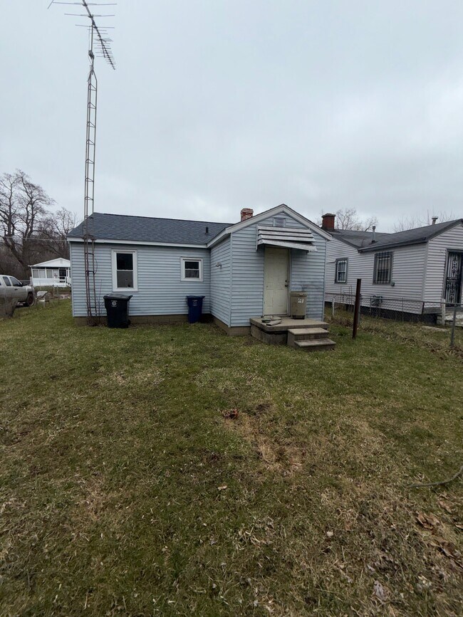 Building Photo - 246 E York Ave