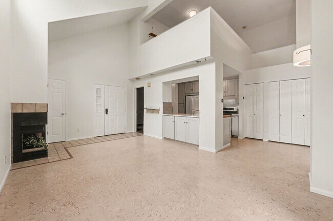Foto del edificio - Bright Top-Floor 2 Bed, 2 Bath Condo with Loft & Vaulted Ceilings