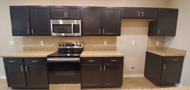 Building Photo - 4-Bedroom, 2-Bathroom in Lakeland