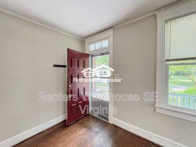 Building Photo - 1704 Bain St