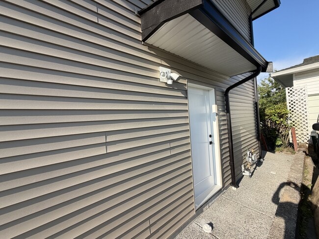 Building Photo - 2186 Lark Crescent