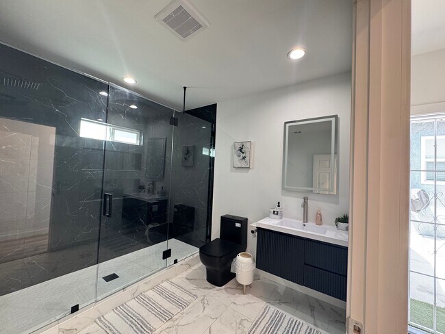 Foto del edificio - 8926 Colbath Ave
