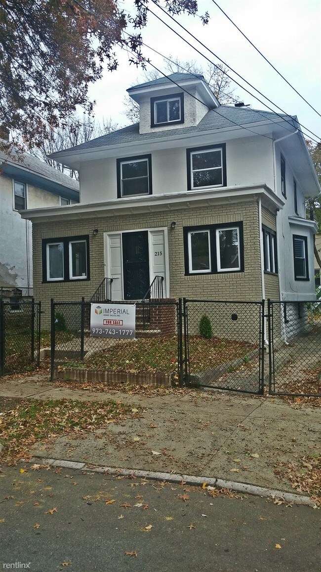 Building Photo - 215 Pomona Ave